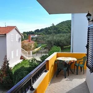 apartments-villa-annika.hotels-in-trogir.com/