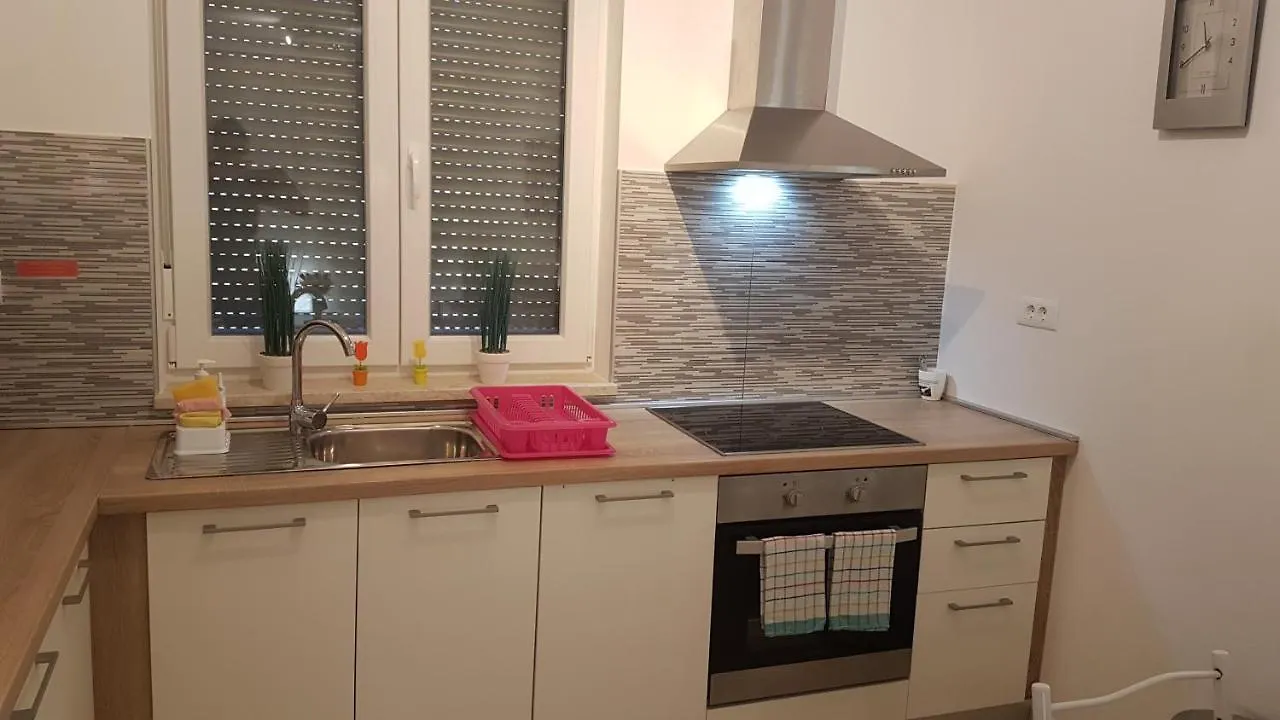 Apartments Brist Hills PUY 0*,